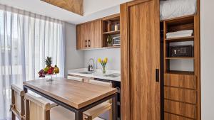 een keuken met een tafel en een eetkamer bij Stunning Beachfront Condo - Sea Views & Pools in Puerto Vallarta +46 foto's