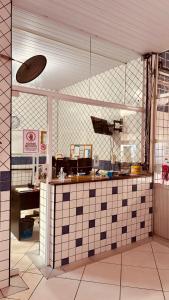a kitchen with a counter in a restaurant at Colônia de Férias Federação dos Papeleiros in Praia Grande