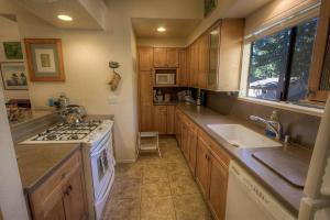 una cocina con fregadero y estufa horno superior en Sugar PIne home, en Incline Village