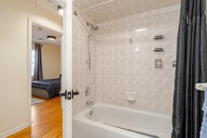 Ένα μπάνιο στο 3BR Stay for Crews & Families