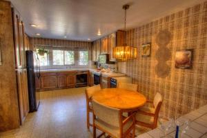 Η κουζίνα ή μικρή κουζίνα στο Ski Lake Lodge home