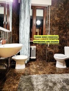 ein Badezimmer mit zwei Toiletten und einem Waschbecken in der Unterkunft Luna di Pisa in Pisa