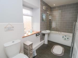 ein Badezimmer mit Toilette, Waschbecken und Badewanne in der Unterkunft Florence Cottage in Saltburn-by-the-Sea + 15 Fotos