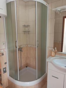 Kúpeľňa v ubytovaní Apartments by the sea Podgora, Makarska - 2593