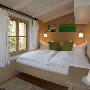 Кровать или кровати в номере Ferienhof und Baumhaushotel
