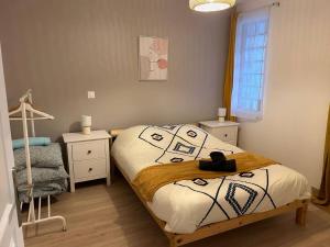 a bedroom with a bed and a window at Appartement 4 personnes Proche Centrex & Disneyland in Noisy-le-Grand