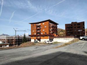 Résidence Mustag - Appartement 3 pièces - Plagne Centre MAE-4754 في آيم لا بْلانيِ: مبنى على جانب طريق بجانب شارع