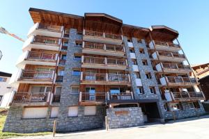 obraz budynku apartamentowego z balkonami w obiekcie Résidence Grande Balme I - Grand studio cabine avec balcon MAE-7664 w mieście Tignes