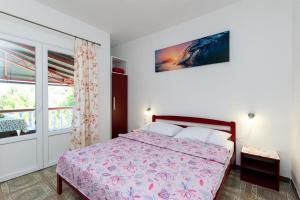 Postel nebo postele na pokoji v ubytování Apartments with parking spaces Lopar, Rab - 18001