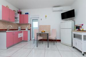 Kuchyň nebo kuchyňský kout v ubytování Apartments with parking spaces Lopar, Rab - 18001