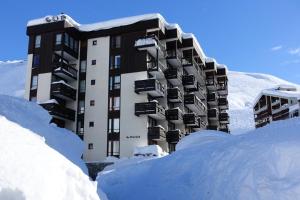 budynek z kupą śniegu przed nim w obiekcie Résidence Prariond A - Studio pour 4 personnes au Val Claret MAE-7674 w mieście Tignes
