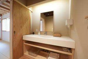 un bagno con un lavandino bianco e uno specchio di Rikka Soyuji Hinoki Woodbath 2 bedrooms Kitchen Free parking a Takayama Altre 41 foto