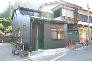 una casa costruita sul lato di una strada di Rikka Soyuji Hinoki Woodbath 2 bedrooms Kitchen Free parking a Takayama