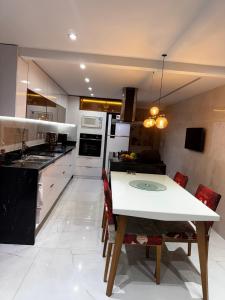 Nhà bếp/bếp nhỏ tại Quartos em Mangaratiba Rj
