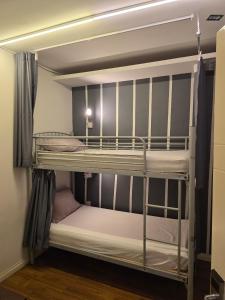 En eller flere senge i et værelse på Travelogue Guest House