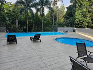 Bazén v ubytování departamento amoblado nebo v jeho okolí