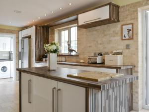 eine Küche mit einer Arbeitsplatte in einem Raum in der Unterkunft West Fells Cottage in Arlecdon