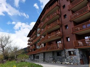 budynek z balkonami z boku w obiekcie Résidence Roselend - Charmant appartement de 3 pièces situé dans une résidence au village du Chantel, proche des pistes et avec piscine. MAE-2474 w mieście Arc 1800