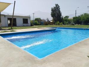 Bazén v ubytování Cabaña con jacuzzi Olmué nebo v jeho okolí + 6 fotografií