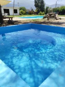 Bazén v ubytování Cabaña con jacuzzi Olmué nebo v jeho okolí