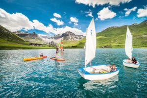 grupa łodzi na zbiorniku wody w obiekcie Résidence Glaciers - 2 pièces 4/5 personnes - 39m² - Sud MAE-5334 w mieście Tignes