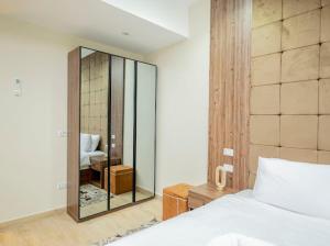 开罗Lodge Pyramids View Hotel的一间带大镜子和床的卧室
