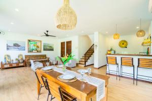 a dining room and living room with a table and chairs at Villas Shiva Complex in Uluwatu