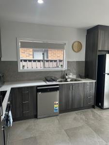 Dapur atau dapur kecil di Lbarza Convenient Exec 2BR Townhouse close to shopping centre Kialla
