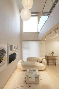 Seongsu 10 minutes, K-Architectural Designers' Unique House TV 또는 엔터테인먼트 센터