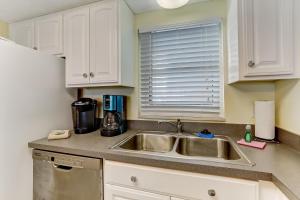 フェルナンディーナ・ビーチにあるAmelia South Beach Condoのシンクと電子レンジ付きのキッチン +19枚の写真