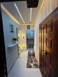 a hallway with a door and a rug on the floor at استوديو فندقي بالزمالك in Cairo