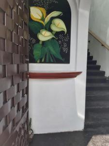 ein Gemälde von Bananen an einer Wand neben einer Treppe in der Unterkunft Casa Huatulco in Santa Cruz Huatulco
