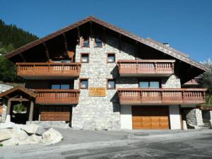 a large building with balconies on the side of it at Résidence Jardins D'hiver Du Morel A - Appartement cosy et charmant proche des pistes MAE-4074 in Les Allues