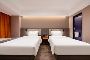 Una cama o camas en una habitación de 沃德酒店郑州大学高新校区店