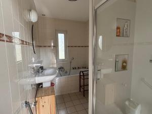 a bathroom with a tub and a sink and a shower at Villa 3 ch, proche lac et océan, au calme, animaux admis - FR-1-319-371 in Biscarrosse