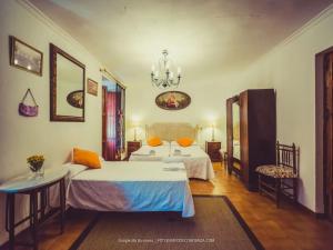 Foto de la galería de Casa del Labrador con Spa y piscina compartida para 14 en Alcaraz