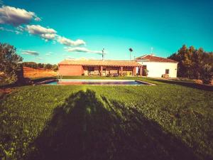 Foto de la galería de Casa del Labrador con Spa y piscina compartida para 14 en Alcaraz
