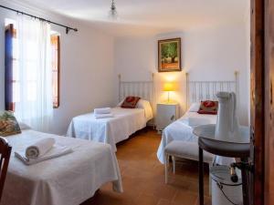 Foto de la galería de Casa del Labrador con Spa y piscina compartida para 14 en Alcaraz