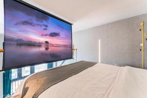 Postel nebo postele na pokoji v ubytování 云享城居 SKY高空Loft公寓酒店 春熙路九眼桥店