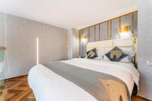 Postel nebo postele na pokoji v ubytování 云享城居 SKY高空Loft公寓酒店 春熙路九眼桥店