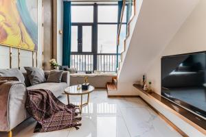 TV a/nebo společenská místnost v ubytování 云享城居 SKY高空Loft公寓酒店 春熙路九眼桥店