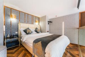 Postel nebo postele na pokoji v ubytování 云享城居 SKY高空Loft公寓酒店 春熙路九眼桥店