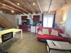 Η κουζίνα ή μικρή κουζίνα στο Gîte avec étang privé, piscine partagée et WiFi en Dordogne - FR-1-616-194