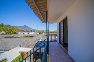 a balcony with a view of a roof at Casa de Helen in Antiguo Cuscatlán