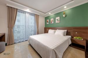 Postel nebo postele na pokoji v ubytování Nature Hanoi Hotel