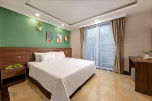 Postel nebo postele na pokoji v ubytování Nature Hanoi Hotel