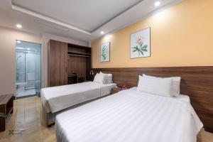 Postel nebo postele na pokoji v ubytování Nature Hanoi Hotel