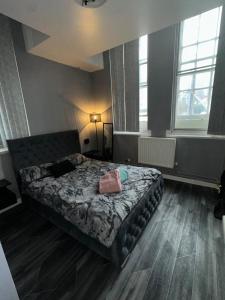 バーミンガムにあるApartment Birmingham City Centre Children Hospitalのベッドルーム1室(ピンクの袋付きベッド1台付)