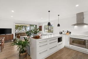 Kuchyň nebo kuchyňský kout v ubytování Bliss on the Basin - Water views