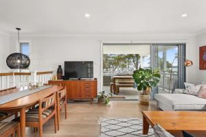 TV a/nebo společenská místnost v ubytování Bliss on the Basin - Water views